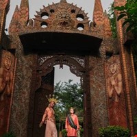 Incorporating your hobbies into your e-session I CLOTHING